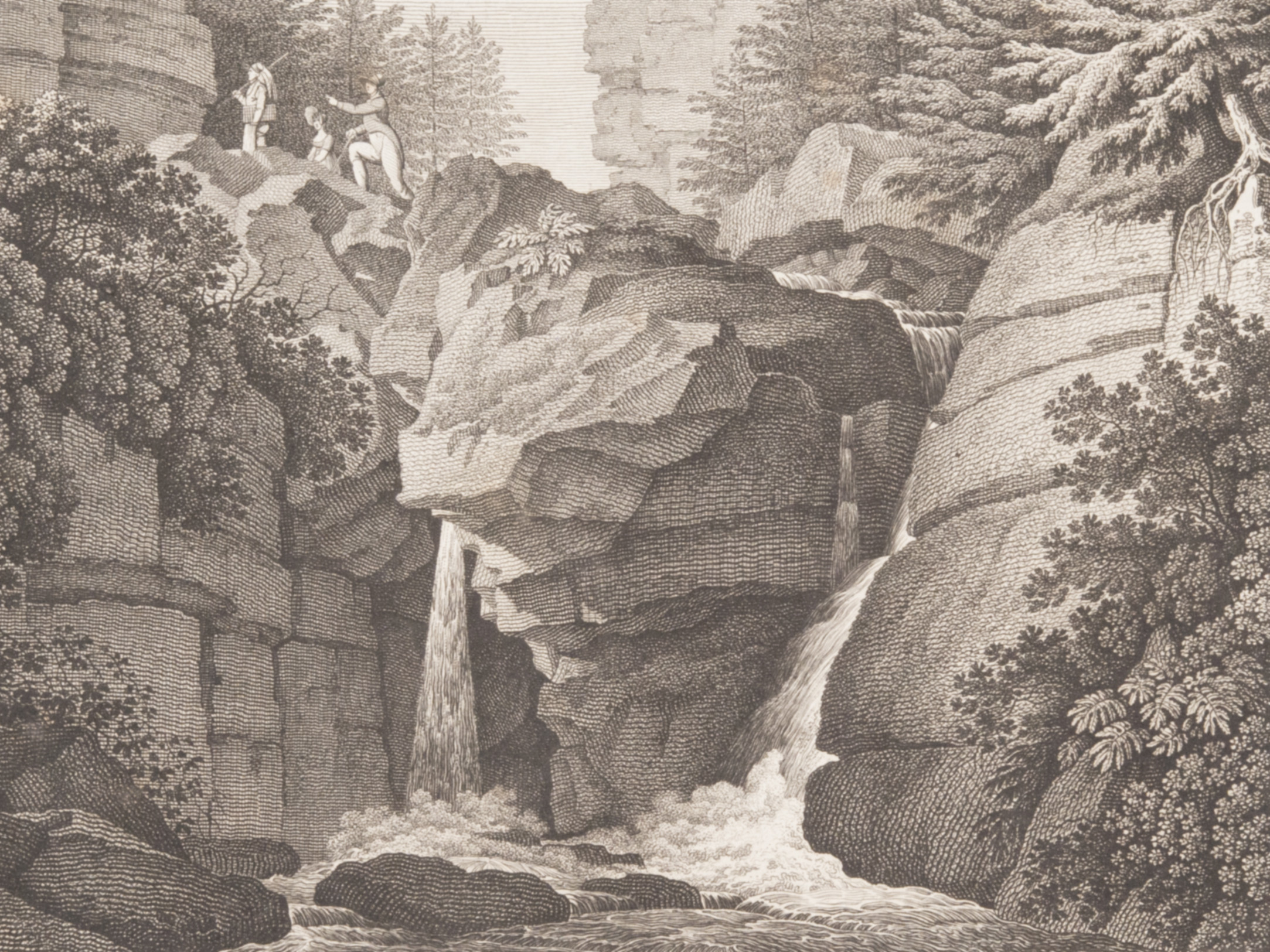 KI generiert: Das Bild zeigt eine detaillierte Gravur eines Wasserfalls, der zwischen großen Felsen in einer bewaldeten Landschaft stürzt. Drei menschliche Figuren am oberen Rand beobachten die Szene.